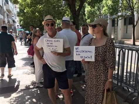 FOTO VIDEO Protest Ispred Vlade Zbog Temeljnog Ugovora Crnu Goru Nije