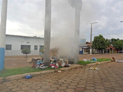 O ITAPIRAPUENSE POPULAÇÃO RECLAMA DE LIXO EM ITAPIRAPUÃ