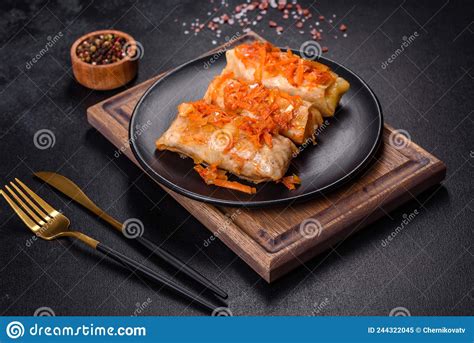 Rollos De Col Rellenos De Carne Picada Y Arroz Con Salsa De Tomate