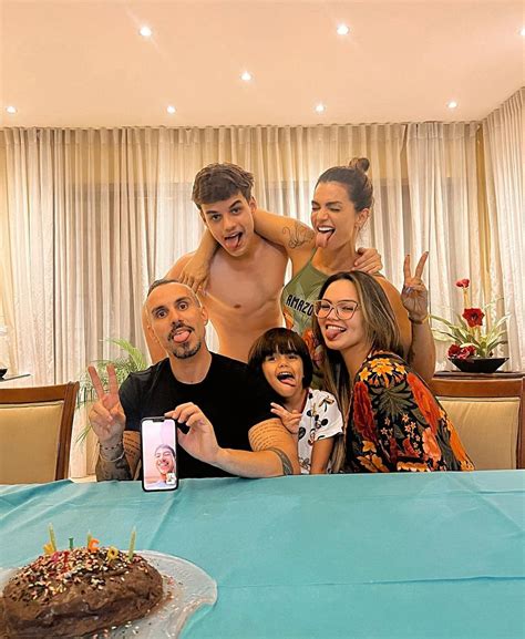 Kelly Key comemora aniversário do marido em família Entretenimento