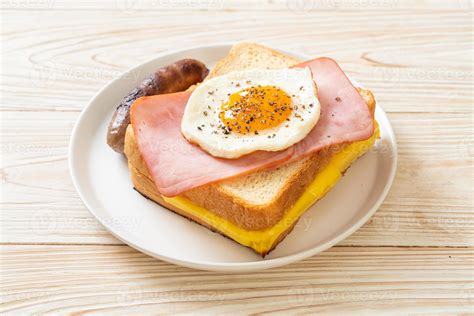 Pain Fait Maison Fromage Grill Garni De Jambon Et Oeuf Au Plat Avec