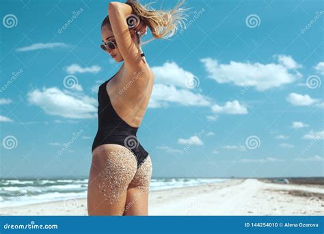 Bello Modello In Bikini Che Posa Alla Spiaggia Fotografia Stock