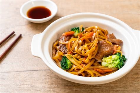 Premium Photo | Stir-fried noodles with pork and vegetable