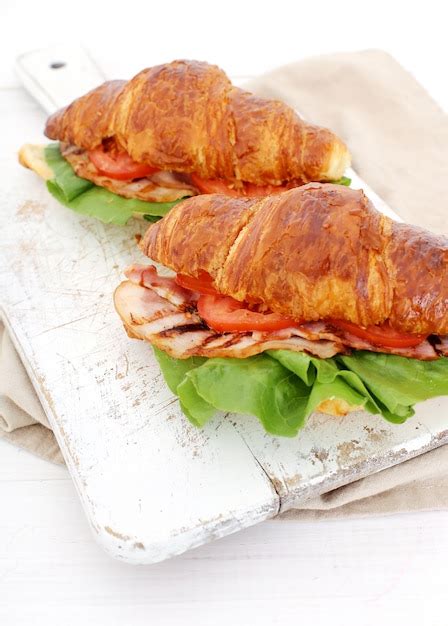 Free Photo Vegetable Croissant Sandwich