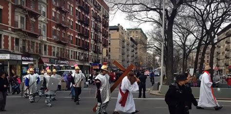 Inmigrantes muestran su fe durante representación del Víacrucis en