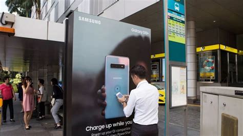 Samsung está instalando carregadores sem fio perto de ponto de ônibus