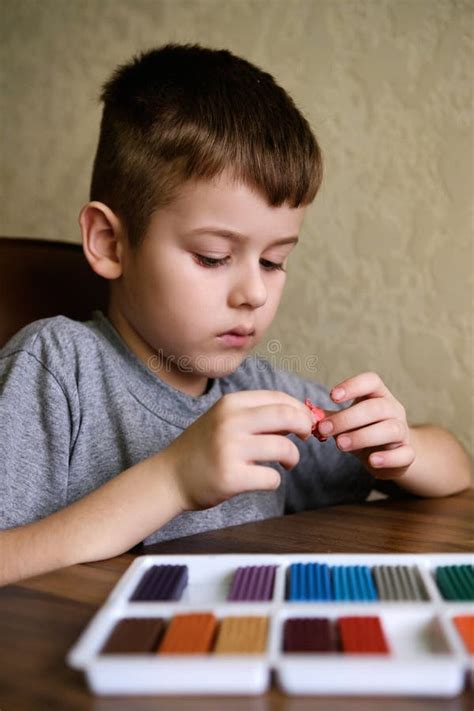 âge De L école Primaire Caucasien Enfant Garçon Joue Avec De La