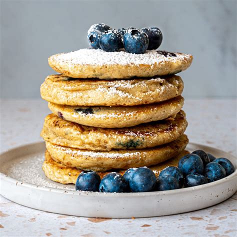 Fluffy Pancakes Met Blauwe Bessen Met Vijf Aan Tafel