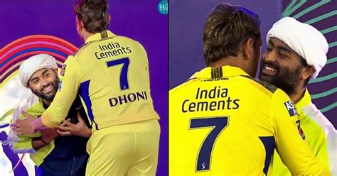 Arijit Singh Touches Dhonis Feet At The Ipl Ceremony