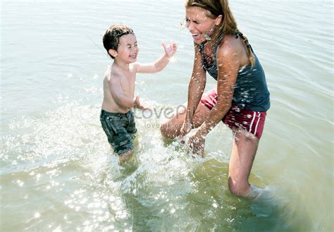 Madre E Hijo Jugando En El Río Foto Descarga Gratuita HD Imagen de