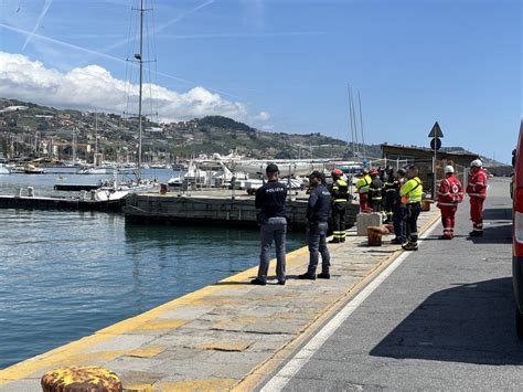 Auto Finisce In Acqua Nel Porto Di Sanremo Era Senza Freno A Mano