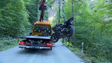 D Bendorf Motorradfahrer Kommt Von Strasse Ab Und Landet Im Dickicht