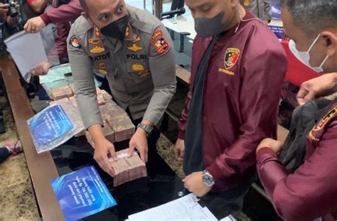 Barang Bukti Indra Kenz Dipajang Polisi Duit Miliaran Hingga Mobil