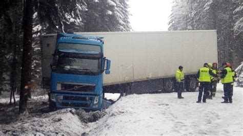 Wypadek na DK 75 TIR z naczepą wpadł w poślizg i blokuje drogę Nowy