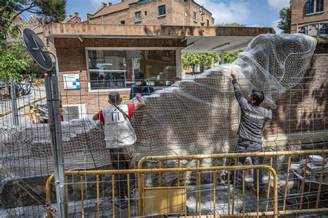 Un Hombre Muere Al Caerle Un Muro En El Recinto De Sant Pau En