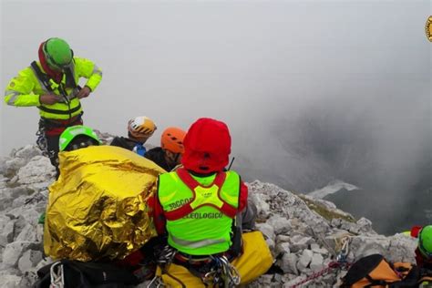 Alpinisti in difficoltà su parete Apuane recuperati da Sast Notizie