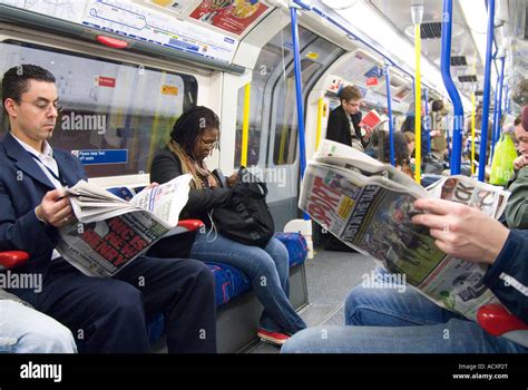 People reading newspapers metro hi-res stock photography and images - Alamy