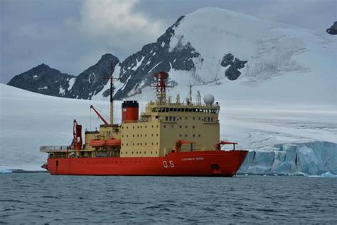 El rompehielos ARA Almirante Irízar reabasteció a la Base Orcadas