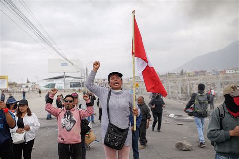 Protestas En Perú Suben A 22 Los Muertos En Enfrentamientos Entre Manifestantes Y Agentes De La