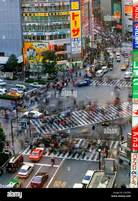 Los Peatones Llenando El Paso De Peatones En El Distrito De Shibuya De