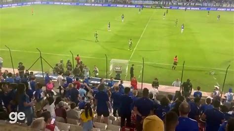 Vídeo Torcedores do Cruzeiro vaiam e protestam contra Ronaldo em