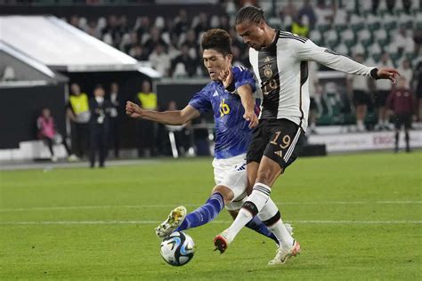 ＜日本・ドイツ＞サネ（右）と競り合う冨安（ap） ― スポニチ Sponichi Annex サッカー