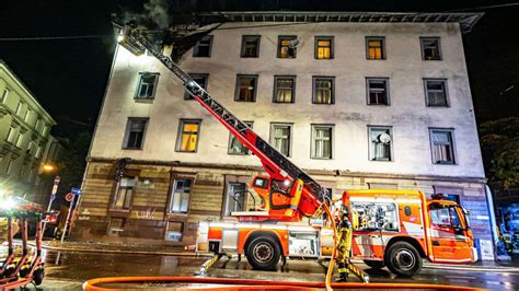 Stuttgart Mitte Feuerwehr Rettet Kleinkinder Aus Brennendem Haus