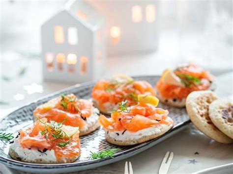 Le saumon fumé est de toutes les fêtes En toasts dans un feuilleté ou