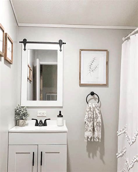 22 Charming and Crisp White Farmhouse Bathroom Inspiration