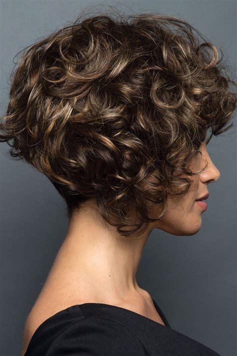 Curly Bob Haircuts And Hairstyles 2021 2022 Kapsels Kapsels Voor Krullend Haar Bob Kapsel