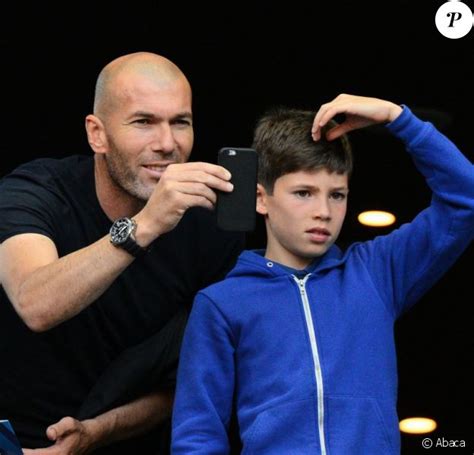 Zin Dine Zidane Tendre Complicit Avec Son Fils Elyaz Devant Des Bleus