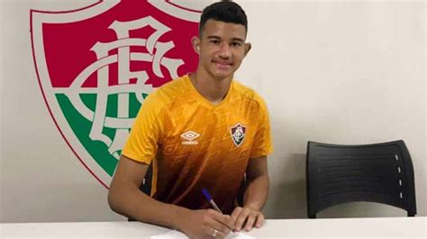 Goleiro De 15 Anos Assina Contrato O Fluminense Portal Brazuca