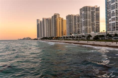 Una playa con edificios y el océano al fondo Foto Premium