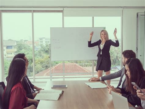 Pessoas De Negócios Na Sala De Reuniões Empresária Explicando Novas