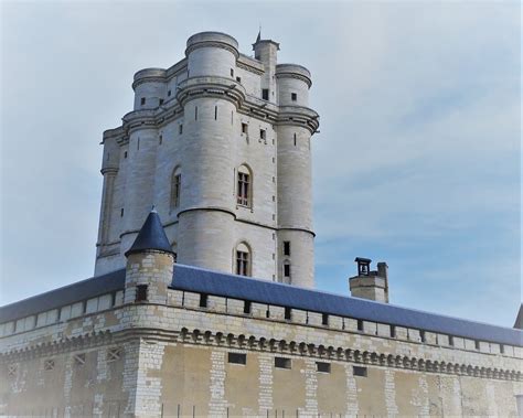 Une prairie et une rivière devant le château de Vincennes - Blogue de