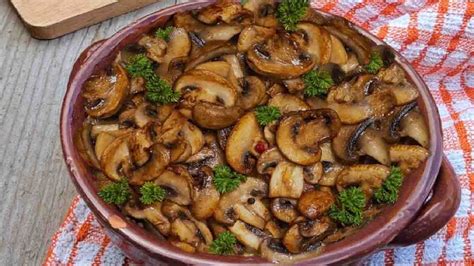 Champignons au beurre et à l ail un accompagnement riche en goût