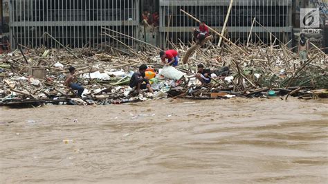 Dinas Lh Bersihkan Meter Kubik Sampah Dari Pintu Air Manggarai