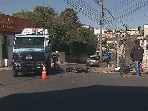 G1 Mulher de 33 anos morre em acidente entre motos e caminhão no