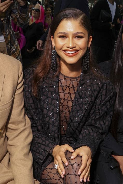 Zendaya Brasil On Twitter Zendaya Acompanhando O Desfile De