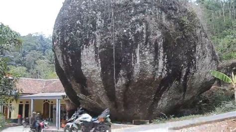 viral rumah dihimpit batu raksasa pemilik rumah tetap santai buka toko