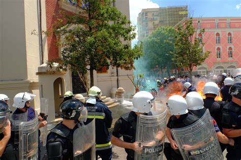 VIDEO Nis me tensione protesta te bashkia e Tiranës protestuesit