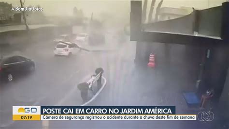 V Deo Poste Cai Em Cima De Carro Que Passa Por Rua Durante Chuva