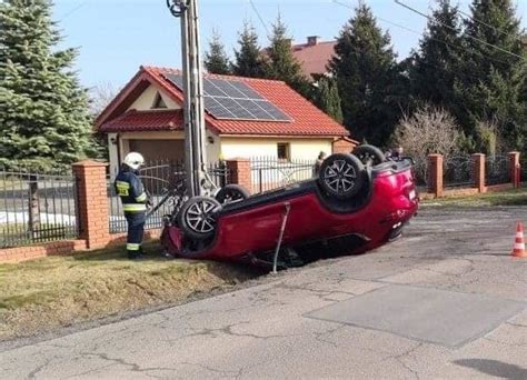 Wypadek W Owczarach Dachowanie Samochodu Osobowego Na Drodze