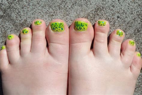 Quixii's Nails: 05/20/13 - Lime Toes