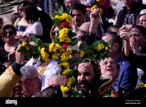 Los Miembros De La Comunidad Ortodoxa Siríaca Tomando Parte En La Tradicional Ceremonia De