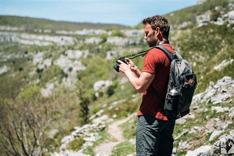 Vista Lateral Del Excursionista Masculino Con Mochila De Pie Sobre Un