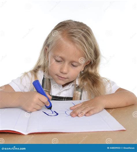 Petit Schoogirl Mignon Heureux Sur Le Dessin De Bureau Sur Le Bloc