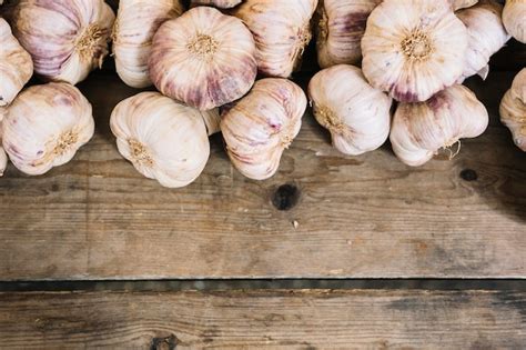 Une Vue A Rienne Des Bulbes D Ail Sur Une Table En Bois Photo Gratuite