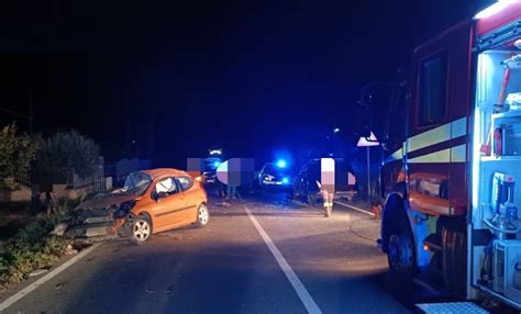 Incidente Stradale Fra Tre Auto Cinque Persone Ferite Estrarre Dalle