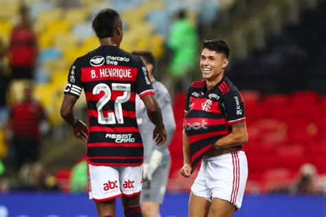 Flamengo Bate O S O Paulo Assume Lideran A E Complica Carpini Metr Poles